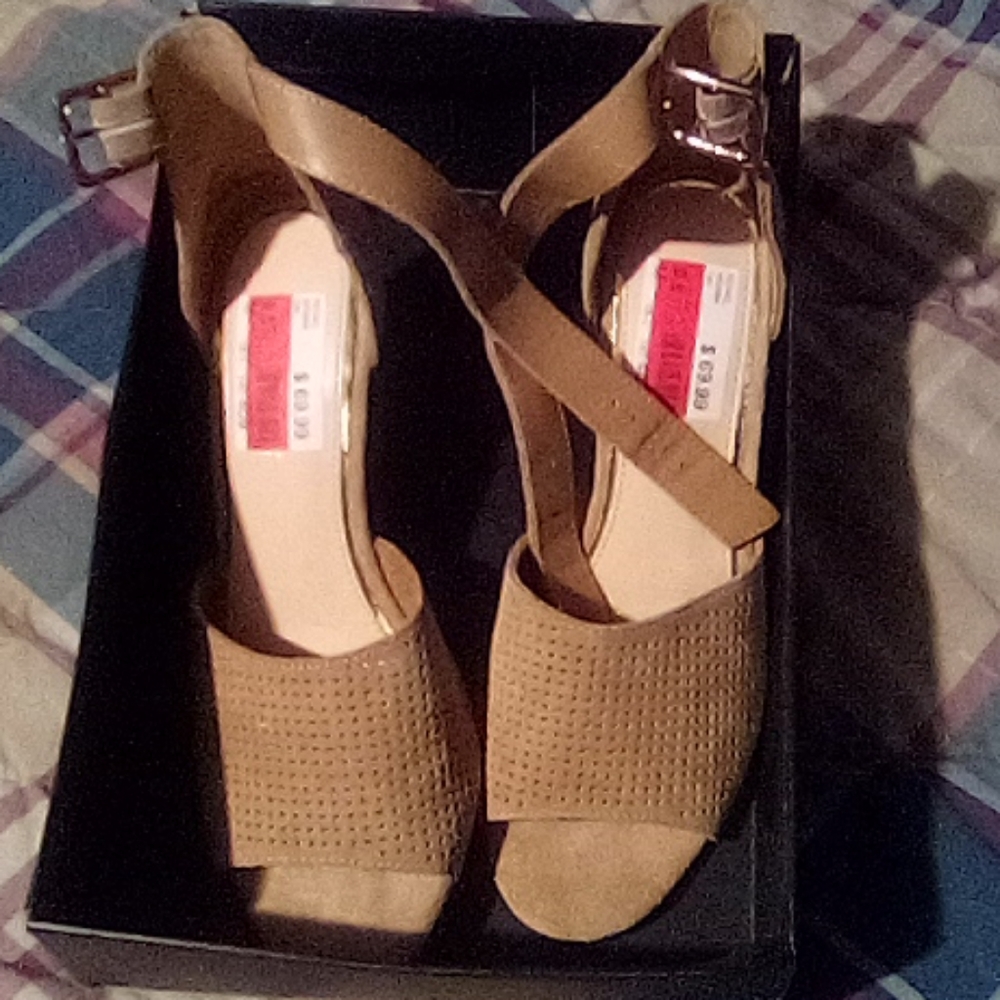 Low flat heels